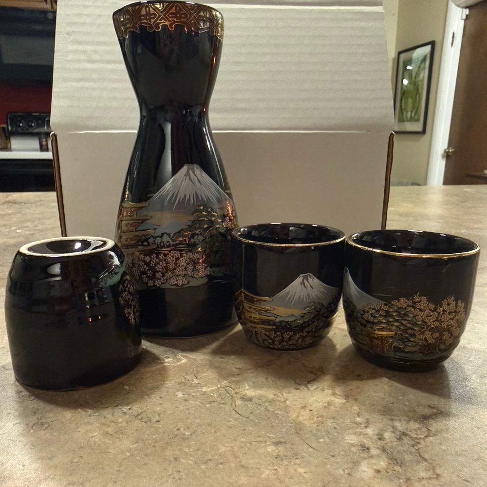 Black and Gold Mount Fuji Ceramic Vase and Cup Set